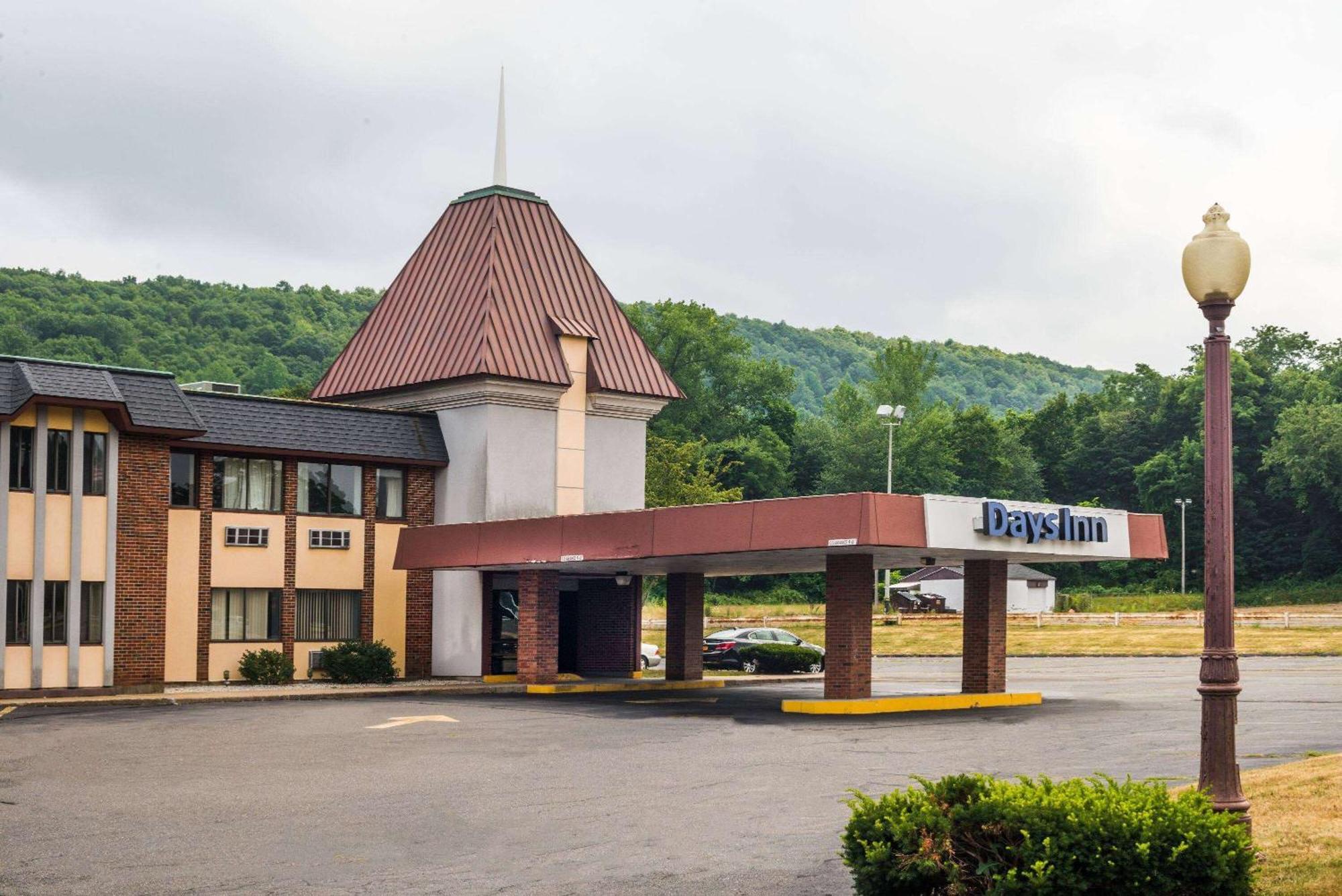 Days Inn By Wyndham Berlin Meriden Εξωτερικό φωτογραφία